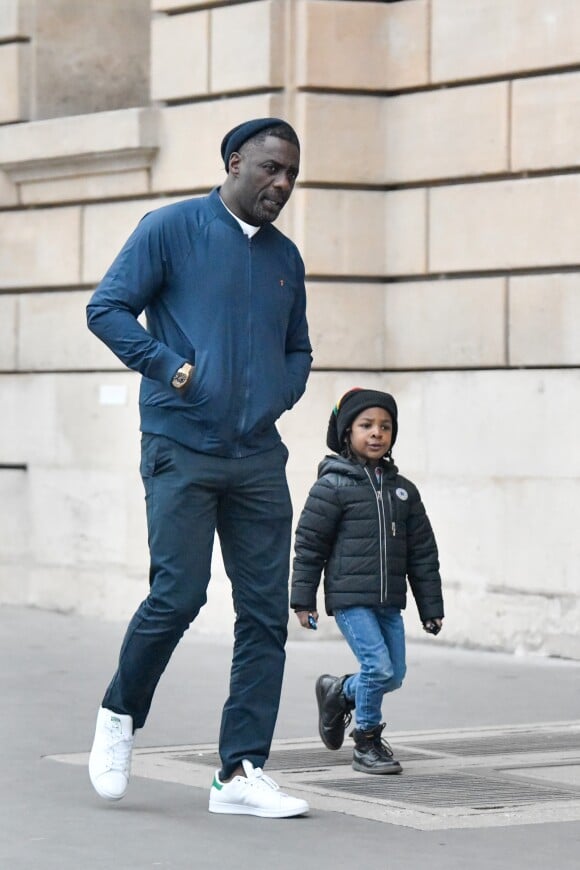 Exclusif - L'acteur britannique Idris Elba à profité de sa dernière journée à Paris dans le jardin des Tuileries avant de quitter l'hôtel Crillon pour se rendre à l'aéroport de Roissy Charles de Gaulle avec ses enfants Winston (4 ans) et Isan (16 ans) et sa nouvelle compagne Sabrina Dhowre le 29 avril 2018.