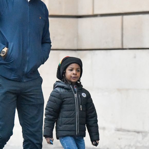Exclusif - L'acteur britannique Idris Elba à profité de sa dernière journée à Paris dans le jardin des Tuileries avant de quitter l'hôtel Crillon pour se rendre à l'aéroport de Roissy Charles de Gaulle avec ses enfants Winston (4 ans) et Isan (16 ans) et sa nouvelle compagne Sabrina Dhowre le 29 avril 2018.