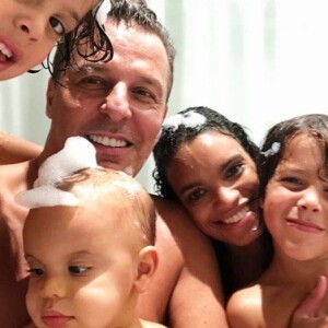 Jean Roch dans un bain avec sa femme Anaïs Pedri Monory et leurs trois enfants Rocky, Santo et Cielo. Instagram le 4 novembre 2018.