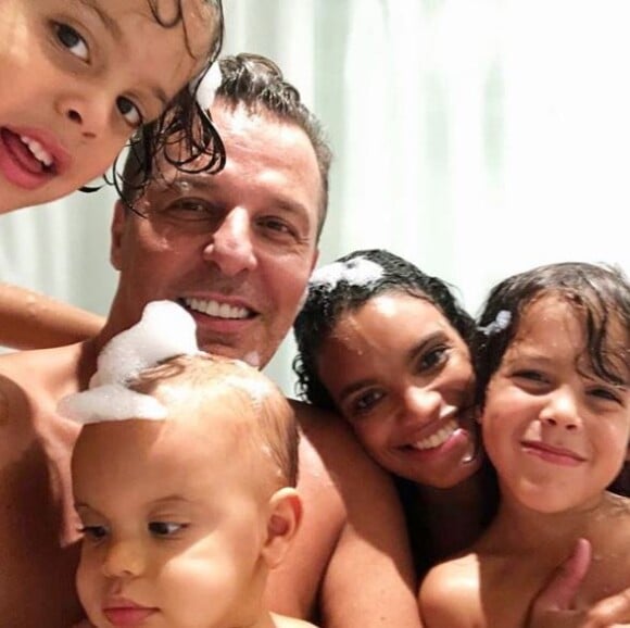 Jean Roch dans un bain avec sa femme Anaïs Pedri Monory et leurs trois enfants Rocky, Santo et Cielo. Instagram le 4 novembre 2018.