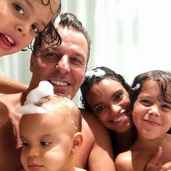 Jean Roch dans un bain avec sa femme Anaïs Pedri Monory et leurs trois enfants Rocky, Santo et Cielo. Instagram le 4 novembre 2018.