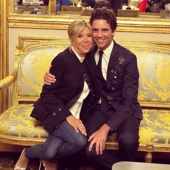 Mika posant avec Brigitte Macron lors d'un dîner organisé à l'Elysée le 18 mai 2018.