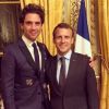 Mika posant avec Emmanuel Macron lors d'un dîner organisé à l'Elysée le 18 mai 2018.