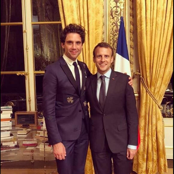 Mika posant avec Emmanuel Macron lors d'un dîner organisé à l'Elysée le 18 mai 2018.