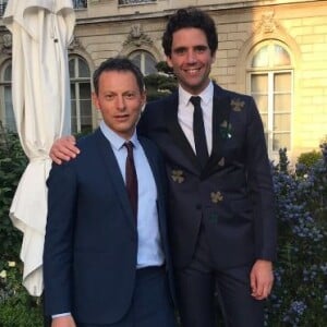 Marc-Olivier Fogiel pose avec Mika dans les jardins de l'Elysée, à l'occasion d'un dîner organisé par Brigitte et Emmanuel Macron le 18 mai 2018.