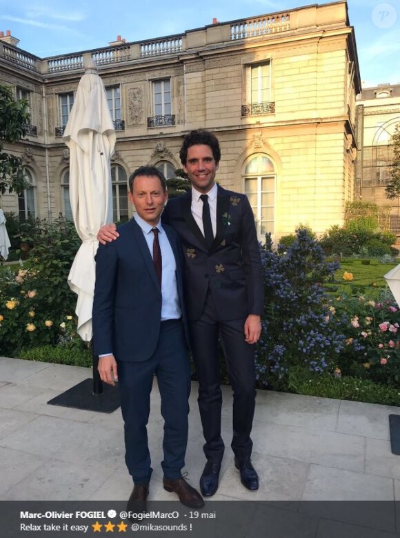 Marc-Olivier Fogiel pose avec Mika dans les jardins de l'Elysée, à l'occasion d'un dîner organisé par Brigitte et Emmanuel Macron le 18 mai 2018.