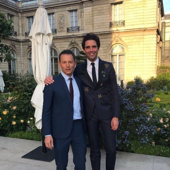 Marc-Olivier Fogiel pose avec Mika dans les jardins de l'Elysée, à l'occasion d'un dîner organisé par Brigitte et Emmanuel Macron le 18 mai 2018.