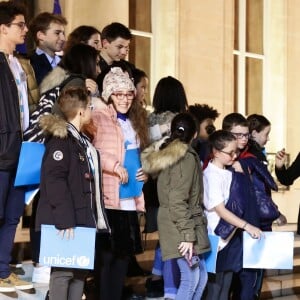 La Première Dame Brigitte Macron (Trogneux) accueille les enfants de l'UNICEF pour la Journée Internationale des Droits de l'Enfant au Palais de l'Elysée à Paris, le 20 novembre 2017. © Stéphane Lemouton/Bestimage