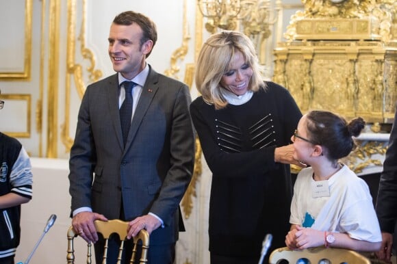 Le président Emmanuel Macron et sa femme la première dame Brigitte Macron accueillent les enfants de l'UNICEF pour la Journée internationale des droits de l'Enfant au palais de l'Elysée à Paris le 20 novembre 2017. © Eliot Blondet / Pool / Bestimage
