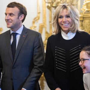 Le président Emmanuel Macron et sa femme la première dame Brigitte Macron accueillent les enfants de l'UNICEF pour la Journée internationale des droits de l'Enfant au palais de l'Elysée à Paris le 20 novembre 2017. © Eliot Blondet / Pool / Bestimage