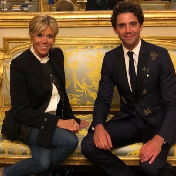Mika posant avec Brigitte Macron lors d'un dîner organisé à l'Elysée le 18 mai 2018.