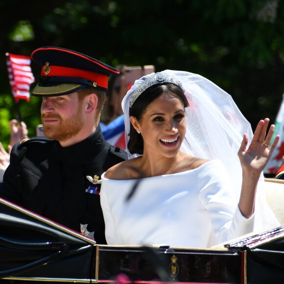 Le prince Harry, duc de Sussex, et Meghan Markle, duchesse de Sussex, en calèche à la sortie du château de Windsor après leur mariage le 19 mai 2018.