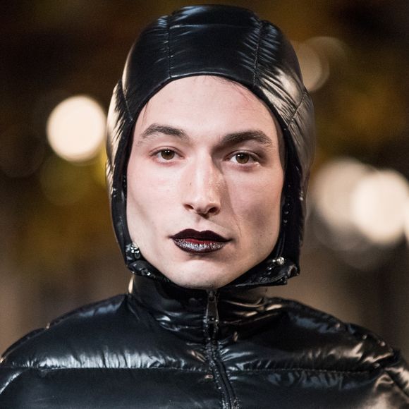 Ezra Miller (doudoune Moncler) - Avant première mondiale du film "Les animaux fantastiques : Les crimes de Grindelwald" au cinéma UGC Bercy à Paris le 8 novembre 2018. © Cyril Moreau/bestimage