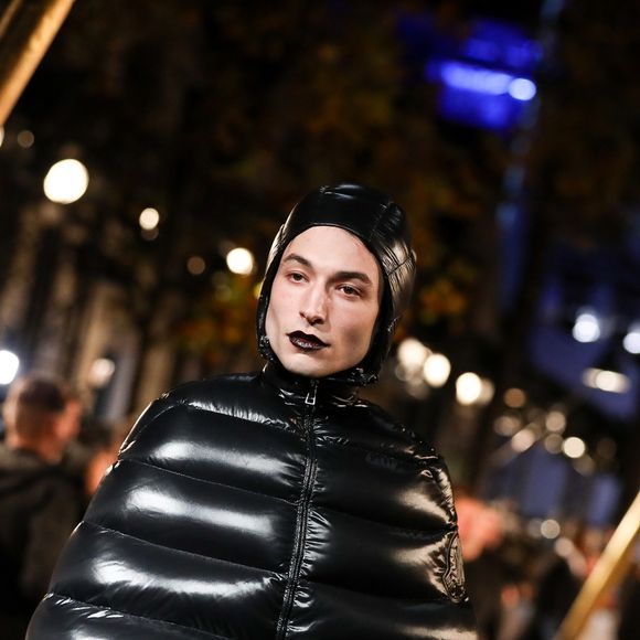 Ezra Miller (doudoune Moncler) - Avant première mondiale du film "Les animaux fantastiques : Les crimes de Grindelwald" au cinéma UGC Bercy à Paris le 8 novembre 2018. © Cyril Moreau/bestimage