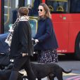 Exclusif - Pippa Middleton promène son fils avec ses deux chiens à Londres le 23 octobre 2018.