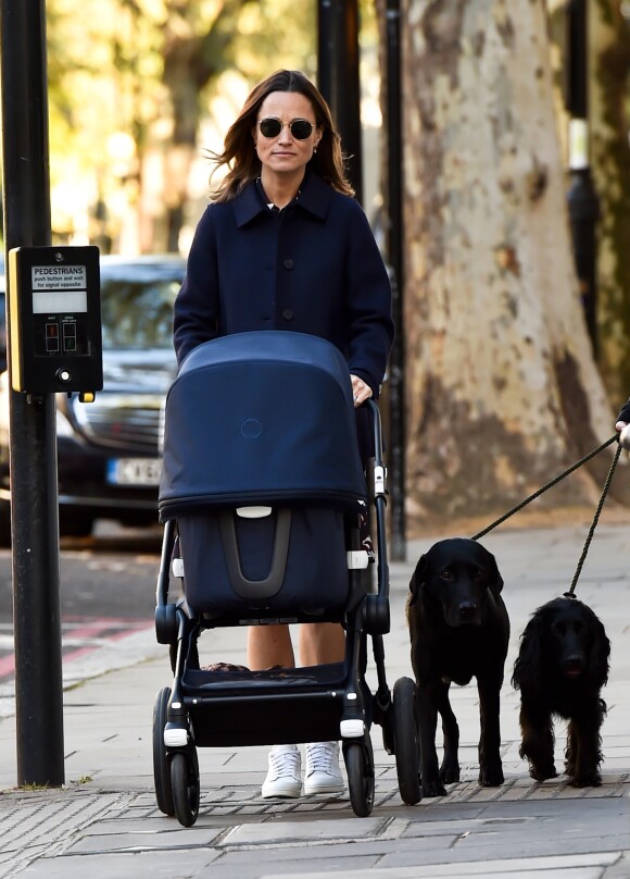 Exclusif - Pippa Middleton promène son fils avec ses deux chiens à Londres le 23 octobre 2018.