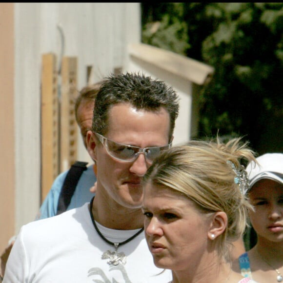 Michael Schumacher et sa femme Corinna dans les rues de Saint-Tropez le 7 août 2005.