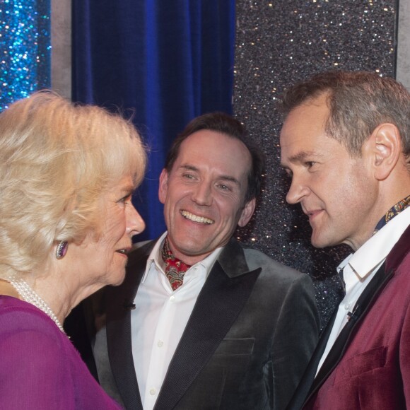Camilla Parker Bowles, duchesse de Cornouailles, avec Armstrong et Miller, animateurs de la soirée We Are Most Amused and Amazed enregistrée le 22 octobre 2018 au Palladium de Londres et diffusée le 13 novembre sur ITV en l'honneur du 70e anniversaire du prince Charles.