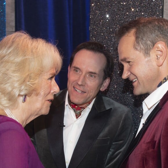 Camilla Parker Bowles, duchesse de Cornouailles, avec Armstrong et Miller, animateurs de la soirée We Are Most Amused and Amazed enregistrée le 22 octobre 2018 au Palladium de Londres et diffusée le 13 novembre sur ITV en l'honneur du 70e anniversaire du prince Charles.