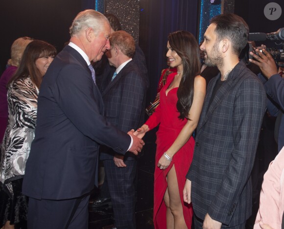 Le prince Charles salue Cheryl Cole et le magicien Dynamo lors de la soirée We Are Most Amused and Amazed enregistrée le 22 octobre 2018 au Palladium de Londres et diffusée le 13 novembre sur ITV en l'honneur de son 70e anniversaire.