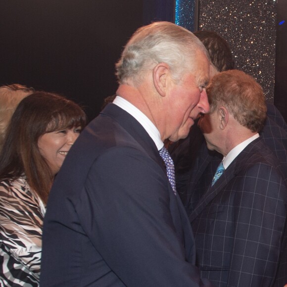 Le prince Charles salue Cheryl Cole et le magicien Dynamo lors de la soirée We Are Most Amused and Amazed enregistrée le 22 octobre 2018 au Palladium de Londres et diffusée le 13 novembre sur ITV en l'honneur de son 70e anniversaire.