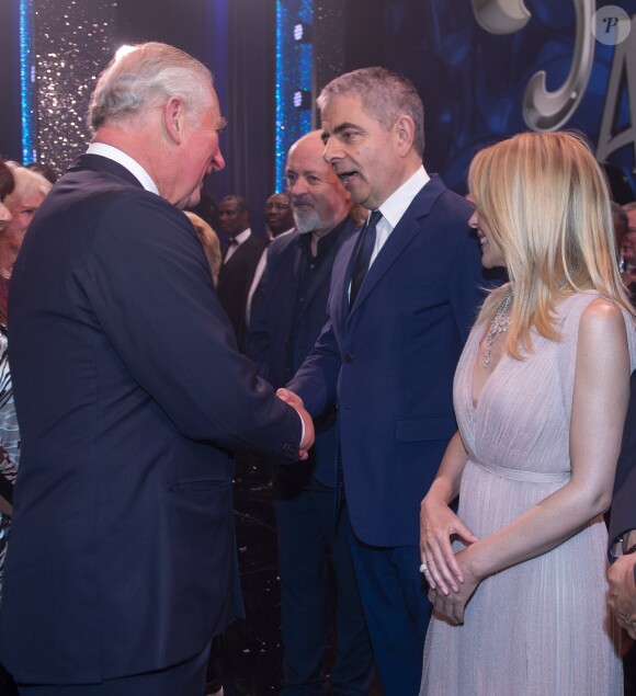 Le prince Charles salue Rowan Atkinson puis Kylie Minogue lors de la soirée We Are Most Amused and Amazed enregistrée le 22 octobre 2018 au Palladium de Londres et diffusée le 13 novembre sur ITV en l'honneur de son 70e anniversaire.