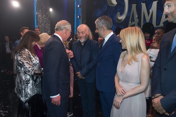 Le prince Charles salue Rowan Atkinson puis Kylie Minogue lors de la soirée We Are Most Amused and Amazed enregistrée le 22 octobre 2018 au Palladium de Londres et diffusée le 13 novembre sur ITV en l'honneur de son 70e anniversaire.