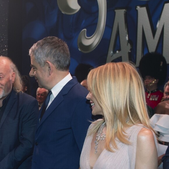 Le prince Charles salue Rowan Atkinson puis Kylie Minogue lors de la soirée We Are Most Amused and Amazed enregistrée le 22 octobre 2018 au Palladium de Londres et diffusée le 13 novembre sur ITV en l'honneur de son 70e anniversaire.