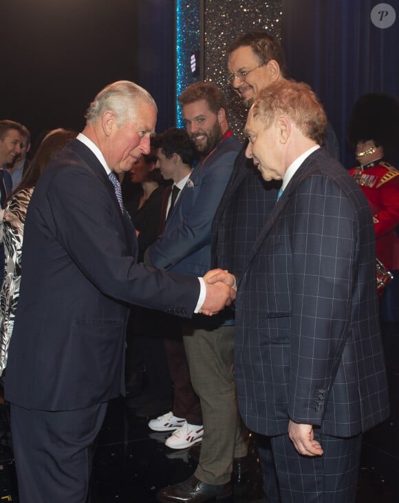 Le prince Charles salue Penn & Teller lors de la soirée We Are Most Amused and Amazed enregistrée le 22 octobre 2018 au Palladium de Londres et diffusée le 13 novembre sur ITV en l'honneur de son 70e anniversaire.