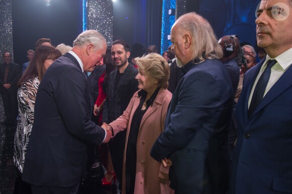 Le prince Charles salue Dynamo lors de la soirée We Are Most Amused and Amazed enregistrée le 22 octobre 2018 au Palladium de Londres et diffusée le 13 novembre sur ITV en l'honneur de son 70e anniversaire.