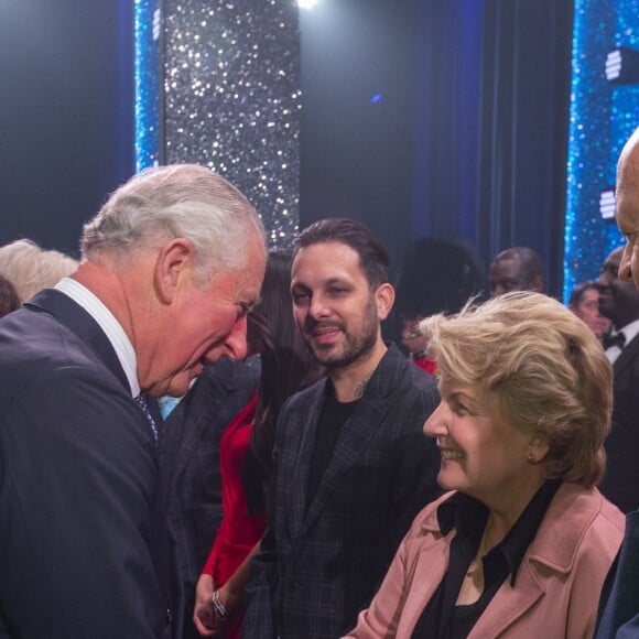 Le prince Charles salue Dynamo lors de la soirée We Are Most Amused and Amazed enregistrée le 22 octobre 2018 au Palladium de Londres et diffusée le 13 novembre sur ITV en l'honneur de son 70e anniversaire.