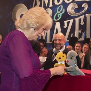 Le prince Charles et Camilla Parker Bowles devant le spectacle de marionnettes "Sooty and Sweep" lors de la soirée We Are Most Amused and Amazed enregistrée le 22 octobre 2018 au Palladium de Londres et diffusée le 13 novembre sur ITV en l'honneur de son 70e anniversaire.