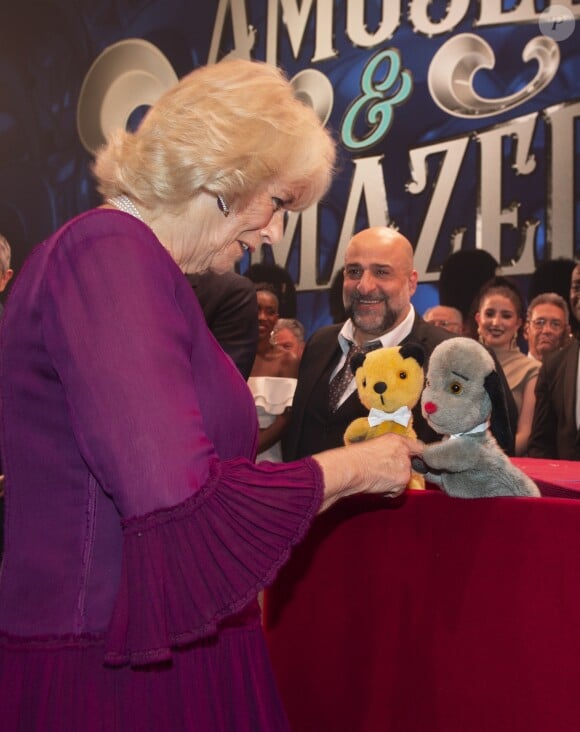 Le prince Charles et Camilla Parker Bowles devant le spectacle de marionnettes "Sooty and Sweep" lors de la soirée We Are Most Amused and Amazed enregistrée le 22 octobre 2018 au Palladium de Londres et diffusée le 13 novembre sur ITV en l'honneur de son 70e anniversaire.