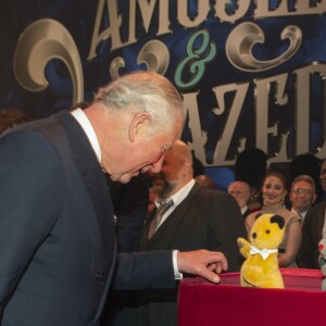 Le prince Charles et Camilla Parker Bowles devant le spectacle de marionnettes "Sooty and Sweep" lors de la soirée We Are Most Amused and Amazed enregistrée le 22 octobre 2018 au Palladium de Londres et diffusée le 13 novembre sur ITV en l'honneur de son 70e anniversaire.