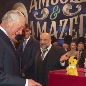 Le prince Charles et Camilla Parker Bowles devant le spectacle de marionnettes "Sooty and Sweep" lors de la soirée We Are Most Amused and Amazed enregistrée le 22 octobre 2018 au Palladium de Londres et diffusée le 13 novembre sur ITV en l'honneur de son 70e anniversaire.