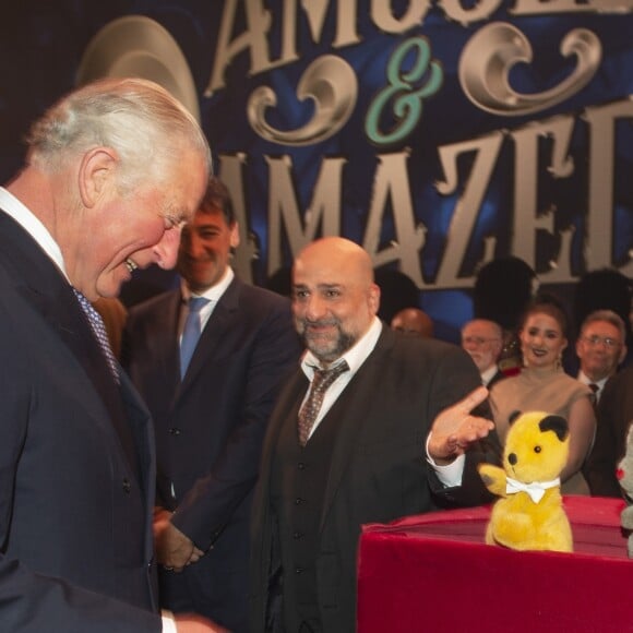 Le prince Charles et Camilla Parker Bowles devant le spectacle de marionnettes "Sooty and Sweep" lors de la soirée We Are Most Amused and Amazed enregistrée le 22 octobre 2018 au Palladium de Londres et diffusée le 13 novembre sur ITV en l'honneur de son 70e anniversaire.