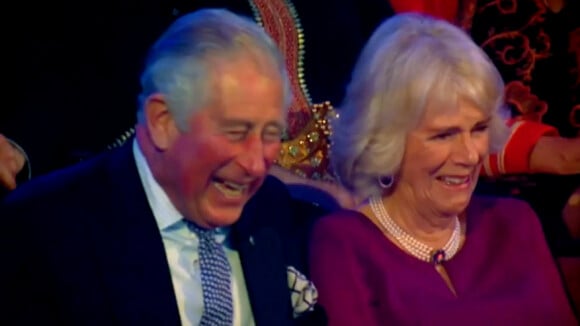 Le prince Charles hilare au côté de son épouse la duchesse Camilla lors de la soirée We Are Most Amused and Amazed enregistrée le 22 octobre 2018 au Palladium de Londres et diffusée le 13 novembre sur ITV en l'honneur de son 70e anniversaire.