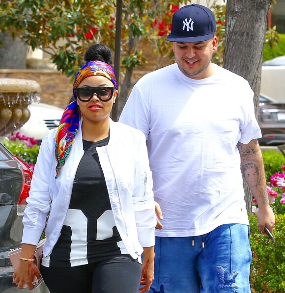 Rob Kardashian et sa fiancée Blac Chyna se promènent dans les rues de Los Angeles, le 6 avril 2016.