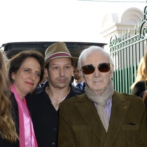 Charles Aznavour et son fils Mischa et Nathalie Huth, fille de Pierre Huth avec petites-filles - Obseques du Docteur Pierre Huth au cimetière de Nogent sur Marne. Le 30 août 2013