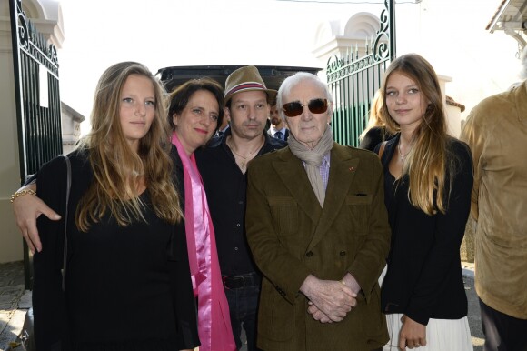 Charles Aznavour et son fils Mischa et Nathalie Huth, fille de Pierre Huth avec petites-filles - Obseques du Docteur Pierre Huth au cimetière de Nogent sur Marne. Le 30 août 2013