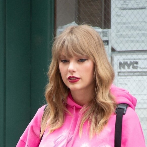 Taylor Swift quitte son appartement à New York pour se rendre sur scène dans le New Jersey, le 21 juillet 2018.