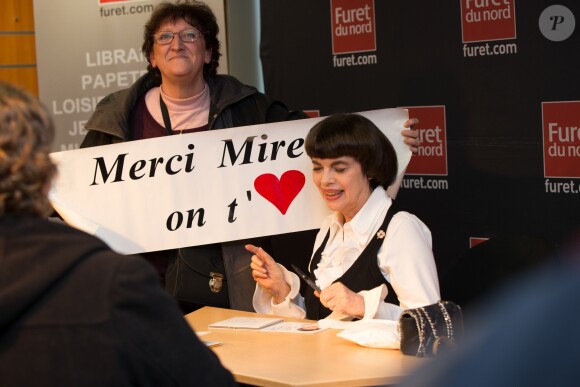 Mireille Mathieu dédicace son nouvel album "Mes classiques" au Furet du Nord à Lille le 14 novembre 2018. © Stéphane Vansteenkiste/Bestimage