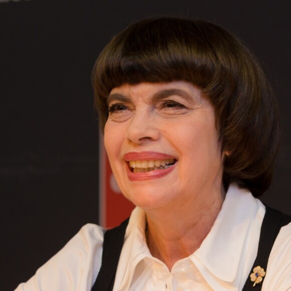 Mireille Mathieu dédicace son nouvel album "Mes classiques" au Furet du Nord à Lille le 14 novembre 2018. © Stéphane Vansteenkiste/Bestimage