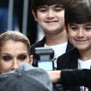 Céline Dion quitte l'hôtel Royal Monceau avec ses jumeaux Eddy et Nelson, pour prendre un jet privé au Bourget le 10 août 2017.