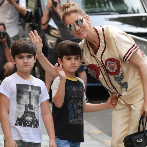 Céline Dion s'est rendue chez l'opticien Meyrowitz avec ses jumeaux Eddy et Nelson pour s'acheter une paire de lunettes de soleil avant de rentrer à l'hôtel Royal Monceau à Paris le 17 juillet 2017.