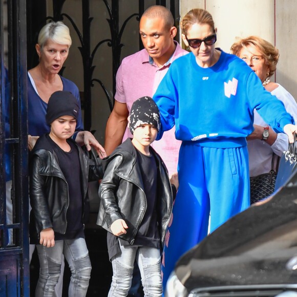 Céline Dion et ses enfants Eddy et Nelson sortent de l'hôtel Royal Monceau pour aller à la boutique Stanlowa à Paris le 27 juin 2017.