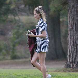 Exclusif - Margot Robbie, son mari Tom Ackerley et des amis jouent au golf à Los Angeles, le 11 novembre 2018.