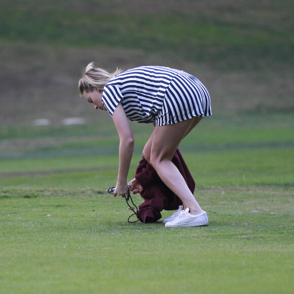 Exclusif - Margot Robbie, son mari Tom Ackerley et des amis jouent au golf à Los Angeles, le 11 novembre 2018.