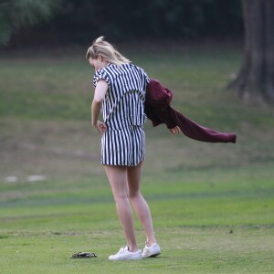 Exclusif - Margot Robbie, son mari Tom Ackerley et des amis jouent au golf à Los Angeles, le 11 novembre 2018.