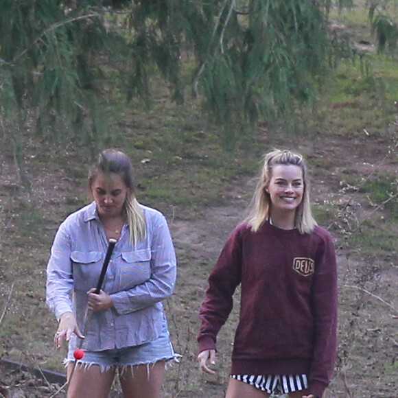 Exclusif - Margot Robbie, son mari Tom Ackerley et des amis jouent au golf à Los Angeles, le 11 novembre 2018.